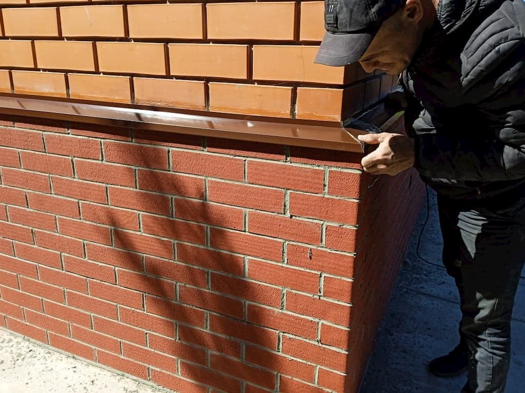 Монтаж гибкого кирпича на цоколь коттеджа в Полково с установкой защитного отлива